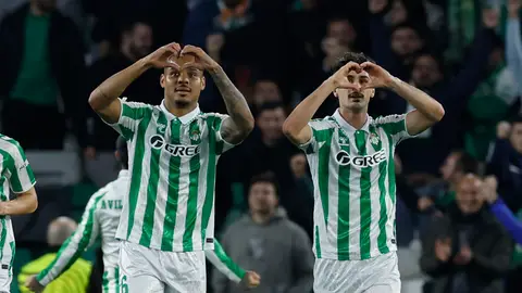 Natan y Johnny Cardoso celebran el gol del Betis al HJK Helsinki. Natan y Johnny Cardoso celebran el gol del Betis al HJK Helsinki.