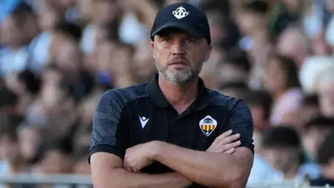 Schreuder lee la cartilla la plantilla albinegra Schreuder lee la cartilla la plantilla albinegra