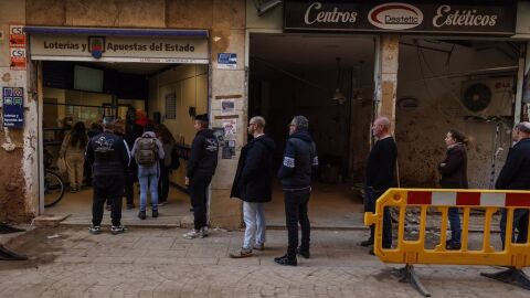 Cola de clientes a las puertas de una administraci&oacute;n de loter&iacute;a de Paiporta