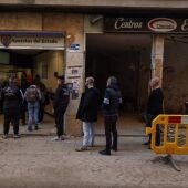 Cola de clientes a las puertas de una administración de lotería de Paiporta