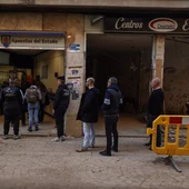 Cola de clientes a las puertas de una administración de lotería de Paiporta Cola de clientes a las puertas de una administración de lotería de Paiporta