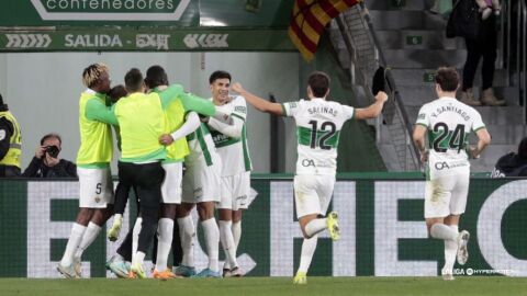 El Elche celebra el gol de Mourad ante el Racing.
