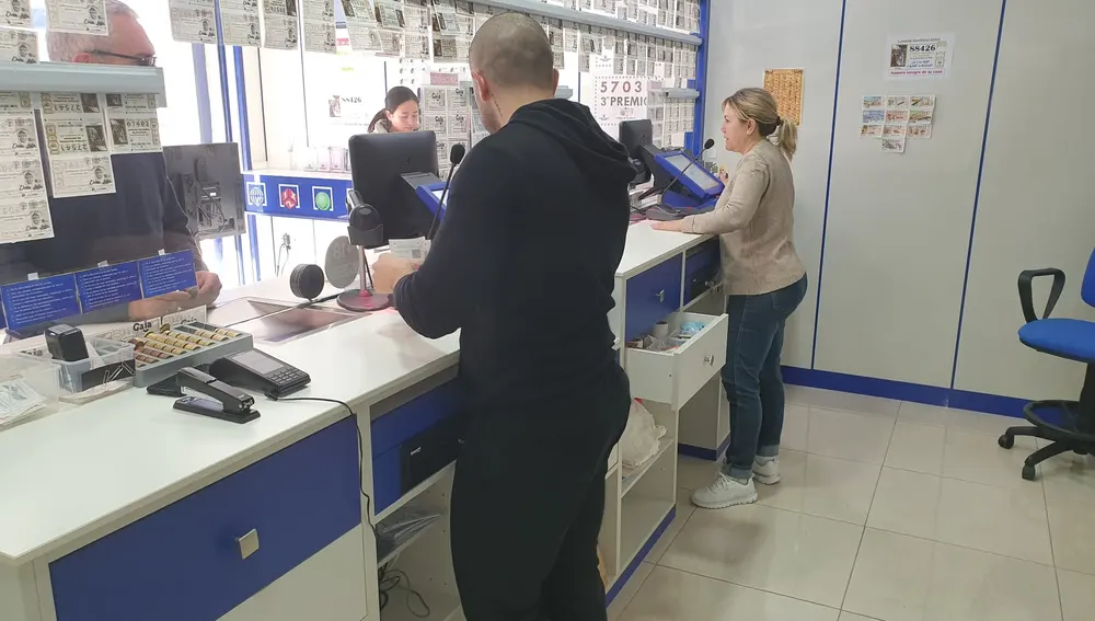 Loterías 'Doña Lidia' de Orihuela busca repartir la suerte en el Sorteo Extraordinario de Lotería de Navidad Loterías 'Doña Lidia' de Orihuela busca repartir la suerte en el Sorteo Extraordinario de Lotería de Navidad