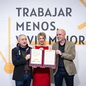Yolanda Díaz i els sindicats signen un pacte per reduir la jornada laboral a 37 hores i mitja sense abaixar els sous Yolanda Díaz i els sindicats signen un pacte per reduir la jornada laboral a 37 hores i mitja sense abaixar els sous