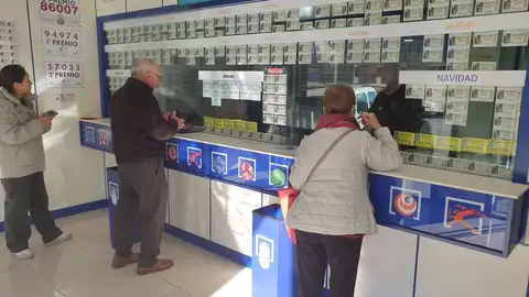 Loterías 'Doña Lidia' de Orihuela busca repartir la suerte en el Sorteo Extraordinario de Lotería de Navidad Loterías 'Doña Lidia' de Orihuela busca repartir la suerte en el Sorteo Extraordinario de Lotería de Navidad