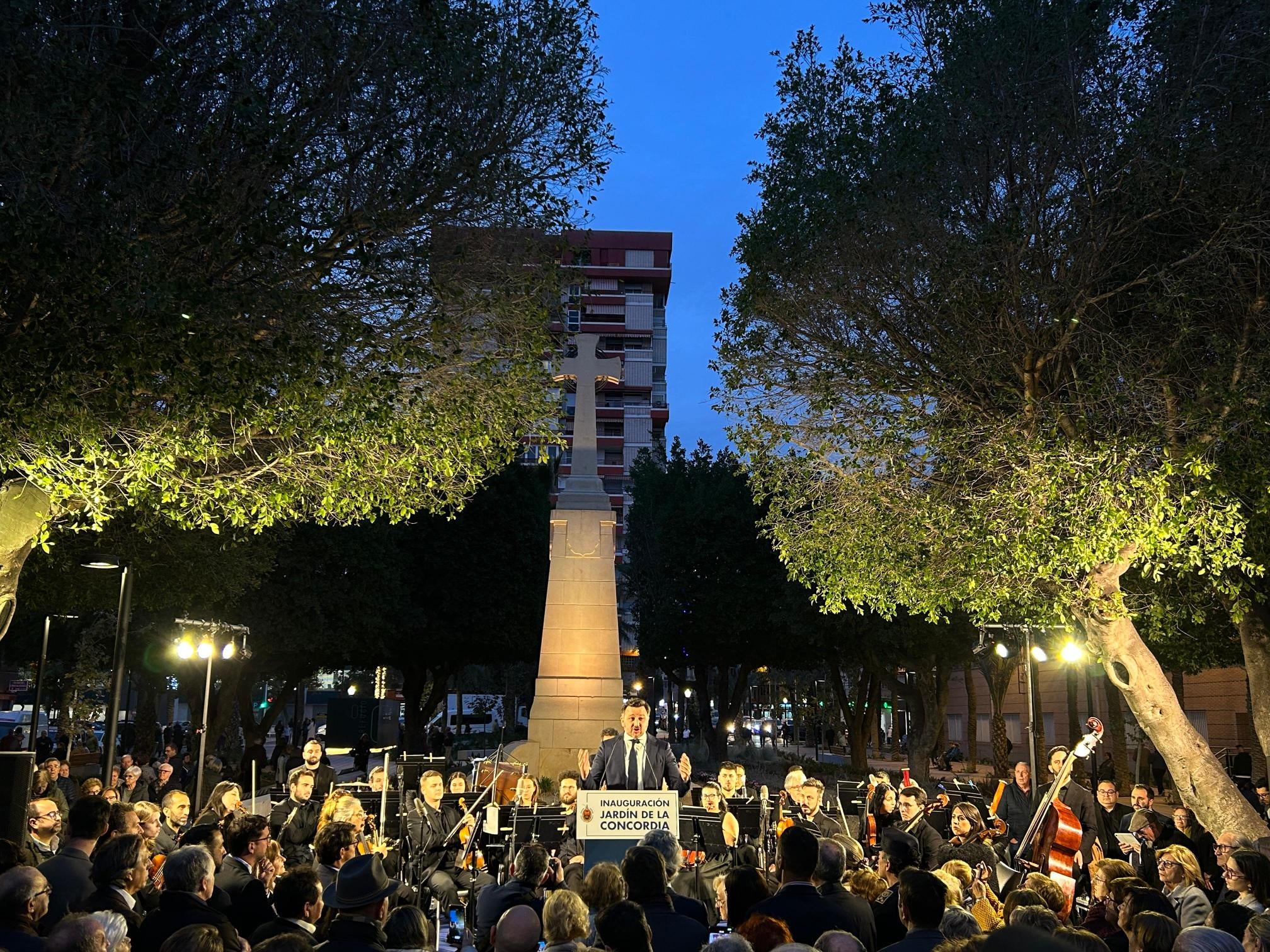 PP y Vox bautizan en Elche el Paseo de Germanías como Jardín de la Concordia y mantienen la cruz de los caídos PP y Vox bautizan en Elche el Paseo de Germanías como Jardín de la Concordia y mantienen la cruz de los caídos