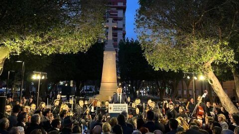 PP y Vox bautizan en Elche el Paseo de German&iacute;as como Jard&iacute;n de la Concordia y mantienen la cruz de los ca&iacute;dos.