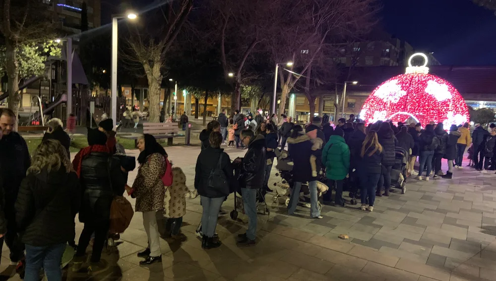 Cola para acercarse a Papá Noel Cola para acercarse a Papá Noel