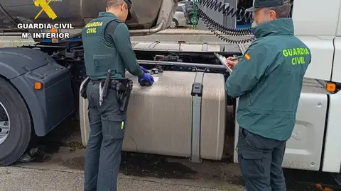 Agentes de la Guardia Civil en Cantabria, junto a camiones de los que se robó gasoil en Bezana Agentes de la Guardia Civil en Cantabria, junto a camiones de los que se robó gasoil en Bezana