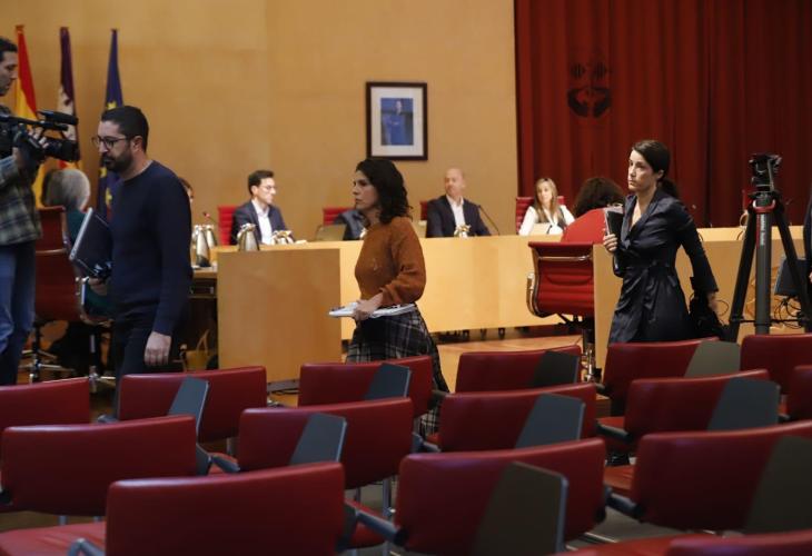 El equipo de gobierno del Consell de Menorca aprueba los presupuestos aprovechando las ausencias de dos consellers de la oposición El equipo de gobierno del Consell de Menorca aprueba los presupuestos aprovechando las ausencias de dos consellers de la oposición