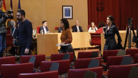 Consellers de la oposici&oacute;n abandonando el sal&oacute;n de plenos del Consell. 