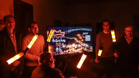 Presentación de las nuevas antorchas LED para la Bajada desde monte Bolón de Elda. Presentación de las nuevas antorchas LED para la Bajada desde monte Bolón de Elda.