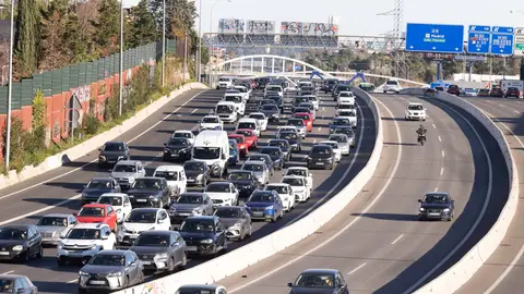Imagen de archivo de un atasco en plena operación salida de la DGT La DGT prevé más de 20 millones de desplazamientos por Navidad hasta el Día de Reyes