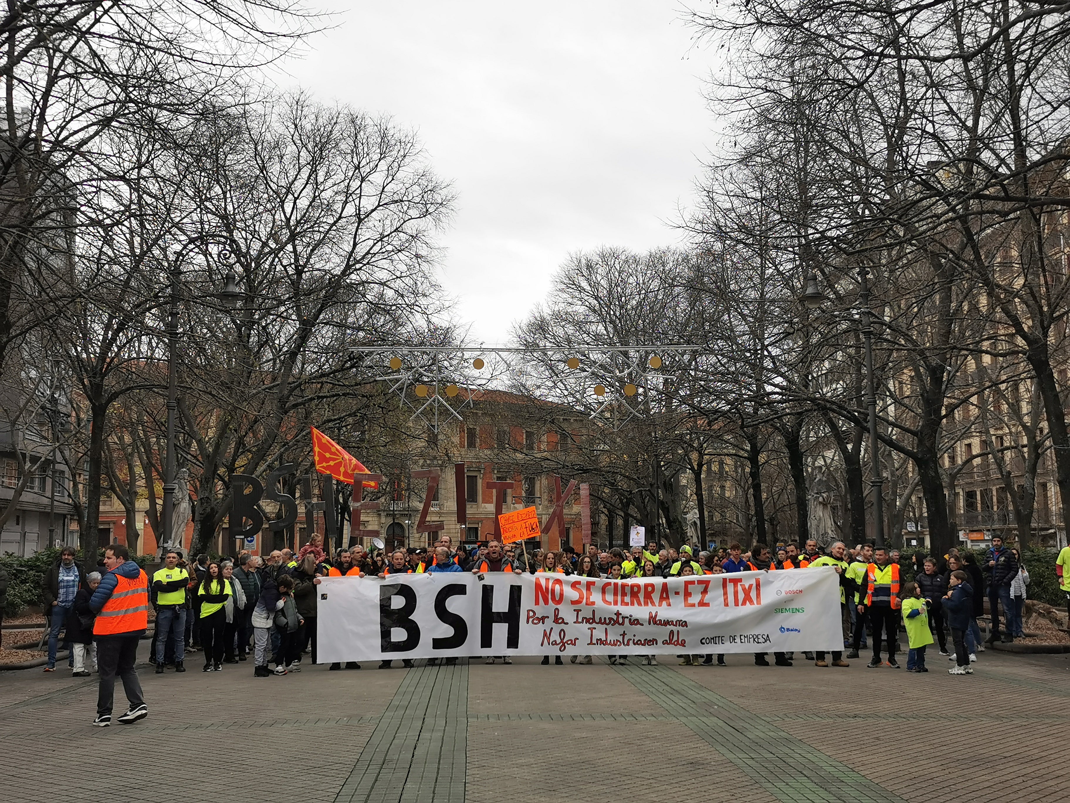 Miles de personas se manifiestan en Pamplona en contra del cierre de BSH en Esquíroz Miles de personas se manifiestan en Pamplona en contra del cierre de BSH en Esquíroz