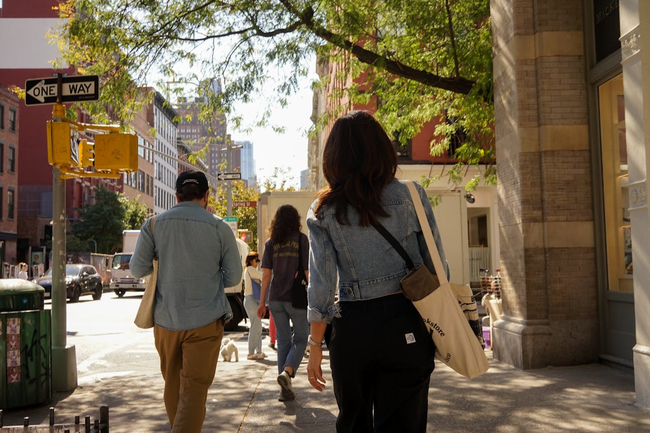 Varias personas con bolso por la calle Varias personas con bolso por la calle