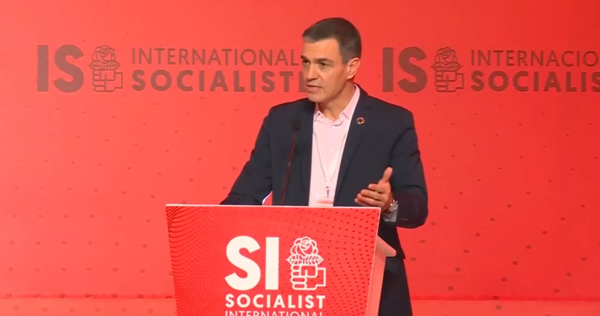 Sánchez insta a mantenerse "firmes" frente a una derecha tradicional que "copia a la ultraderecha" Sánchez insta a mantenerse "firmes" frente a una derecha tradicional que "copia a la ultraderecha"