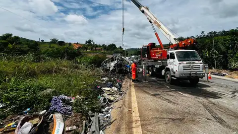 Fotografía cedida este sábado por Bomberos de Minas Gerais que muestra bomberos recorriendo la zona donde ocurrió el accidente de un autobús cerca de la ciudad de Teófilo Otoni, en el Estado de Minas Gerais (Brasil). Fotografía cedida este sábado por Bomberos de Minas Gerais que muestra bomberos recorriendo la zona donde ocurrió el accidente de un autobús cerca de la ciudad de Teófilo Otoni, en el Estado de Minas Gerais (Brasil).