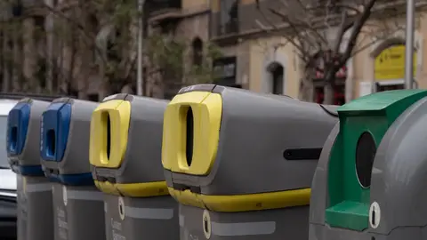 Varios contenedores de basura, en el barrio del Raval Varios contenedores de basura, en el barrio del Raval