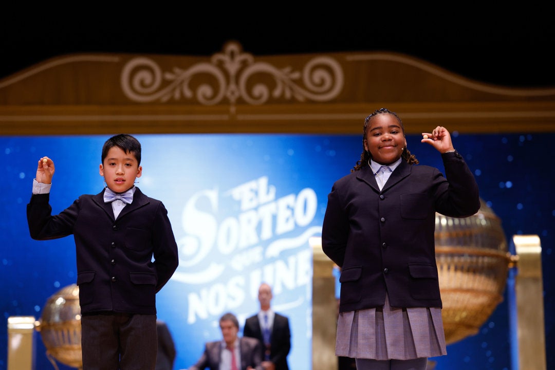Los niños de la Residencia San Ildefonso de Madrid Ainhoa Rosero (d) y Axiel Kyron (i) muestran el número 11.840, un tercer premio dotado con 500.000 euros en cada serie Los niños de la Residencia San Ildefonso de Madrid Ainhoa Rosero (d) y Axiel Kyron (i) muestran el número 11.840, un tercer premio dotado con 500.000 euros en cada serie