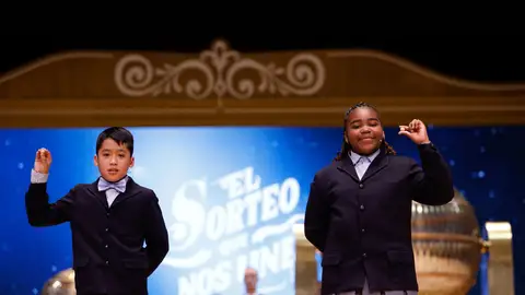 Los niños de la Residencia San Ildefonso de Madrid Ainhoa Rosero (d) y Axiel Kyron (i) muestran el número 11.840, un tercer premio dotado con 500.000 euros en cada serie Los niños de la Residencia San Ildefonso de Madrid Ainhoa Rosero (d) y Axiel Kyron (i) muestran el número 11.840, un tercer premio dotado con 500.000 euros en cada serie