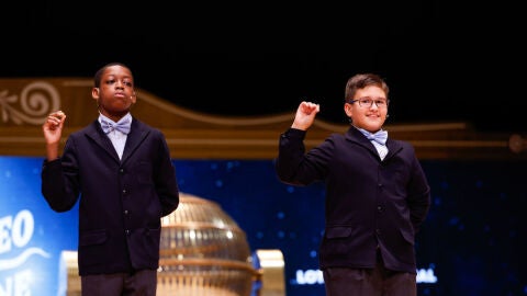 Los ni&ntilde;os de la Residencia San Ildefonso de Madrid Adam Lucas (d) y Sergio Abaga (i) muestran el n&uacute;mero 37.876, un quinto premio dotado con 60.000 euros en cada serie