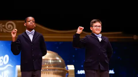 Los niños de la Residencia San Ildefonso de Madrid Adam Lucas (d) y Sergio Abaga (i) muestran el número 37.876, un quinto premio dotado con 60.000 euros en cada serie Los niños de la Residencia San Ildefonso de Madrid Adam Lucas (d) y Sergio Abaga (i) muestran el número 37.876, un quinto premio dotado con 60.000 euros en cada serie