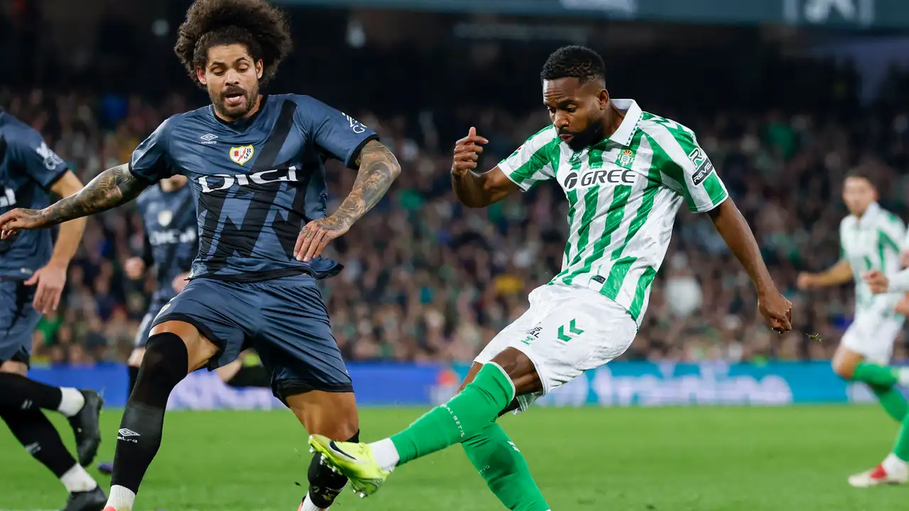 El delantero del Betis Cédric Bakambu dispara a puerta junto a Aridane Hernández, del Rayo El delantero del Betis Cédric Bakambu dispara a puerta junto a Aridane Hernández, del Rayo