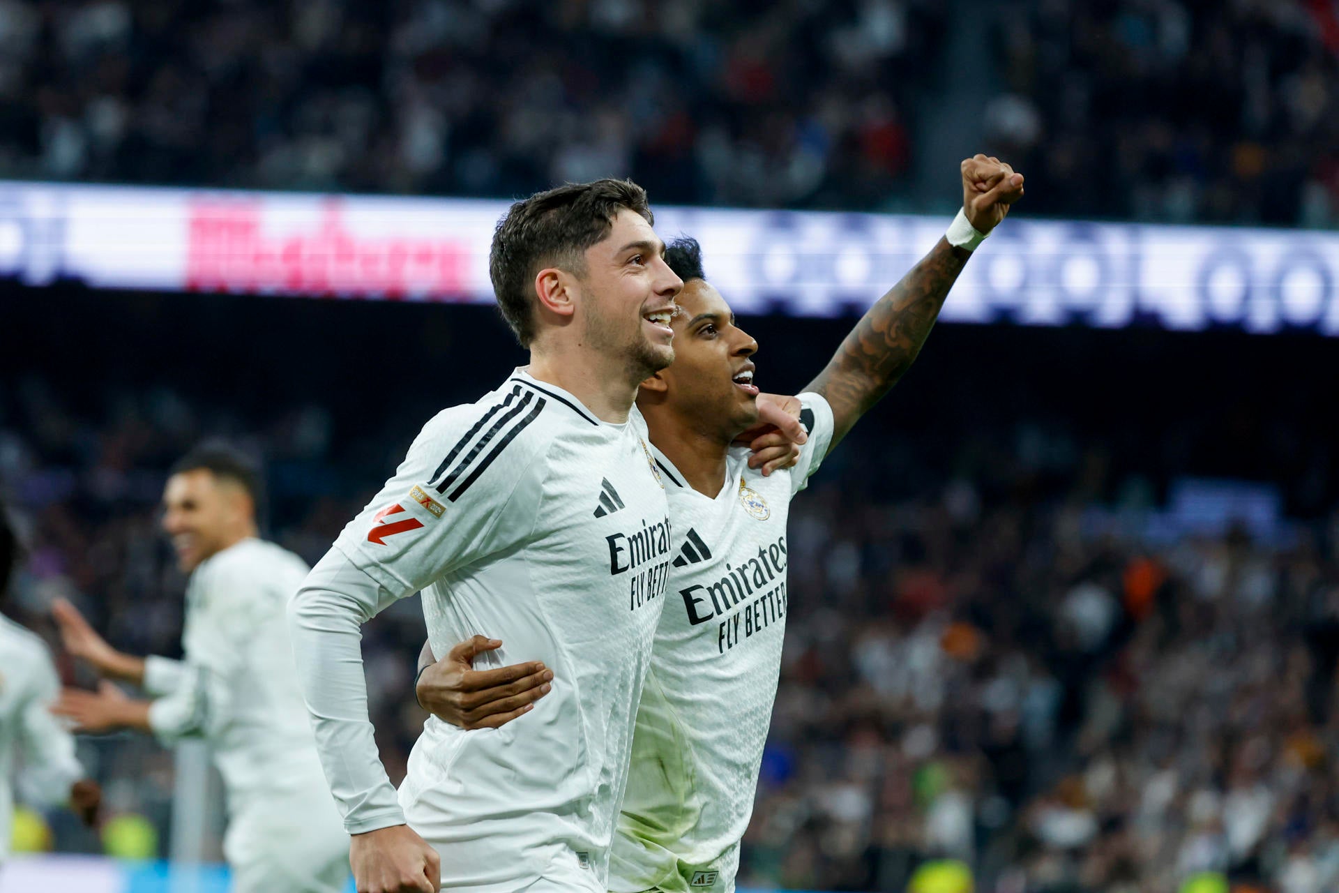 El Real Madrid vence al Sevilla y aprieta la pelea por la Liga El Real Madrid vence al Sevilla y aprieta la pelea por la Liga