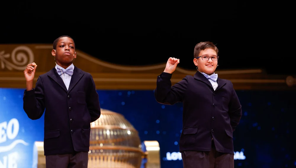 Los niños de la residencia San Ildefonso de Madrid Adam Lucas (d) y Sergio Abaga (i) muestran el número 37.876, un quinto premio dotado con 60.000 euros/ EFE/Javier Lizón Los niños de la residencia San Ildefonso de Madrid Adam Lucas (d) y Sergio Abaga (i) muestran el número 37.876, un quinto premio dotado con 60.000 euros/ EFE/Javier Lizón