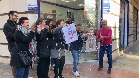 Celebraci&oacute;n en Elche del quinto premio que se ha vendido en la Administraci&oacute;n de Loter&iacute;a numero 16, 'La Dama de la Suerte'.