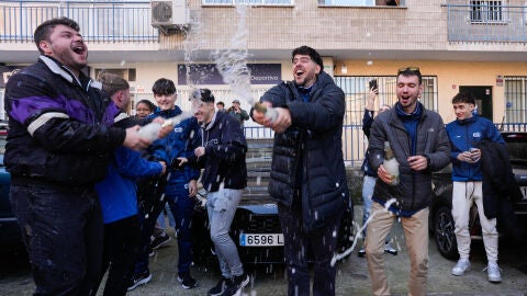 Agraciados con el Gordo de la Loter&iacute;a de Navidad celebran el premio