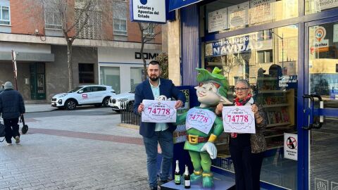 El 74.778, un quinto premio que ha llegado hasta "El Duende" en la capital 