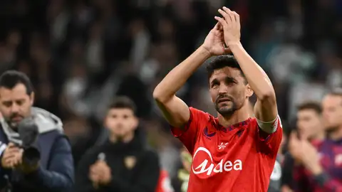 El defensa del Sevilla Jesús Navas aplaude al público tras su último partido como futbolista profesional El defensa del Sevilla Jesús Navas aplaude al público tras su último partido como futbolista profesional