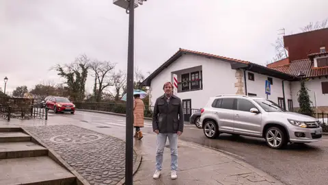 Pablo Diestro, alcalde de Reocín, junto a una de las cámaras de videovigilancia en los accesos a Puente San Miguel Pablo Diestro, alcalde de Reocín, junto a una de las cámaras de videovigilancia en los accesos a Puente San Miguel