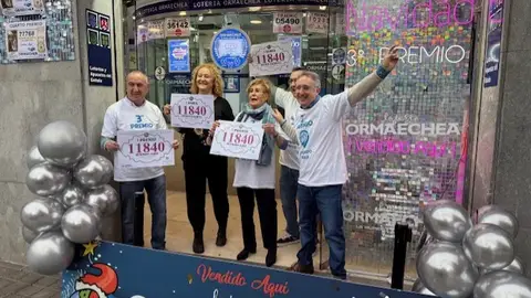 La Lotería se Navidad alegra a miles de vascos Celebración del tercer premio en Lotería Ormaetxea