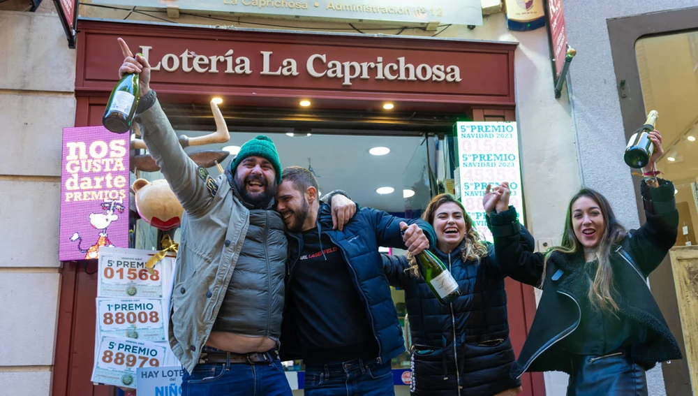 Celebración del tercer y cuarto premio de la Lotería de Navidad en la administración "La Caprichosa" de Toledo./ EFE/Ángeles Visdómine Celebración del tercer y cuarto premio de la Lotería de Navidad en la administración "La Caprichosa" de Toledo./ EFE/Ángeles Visdómine