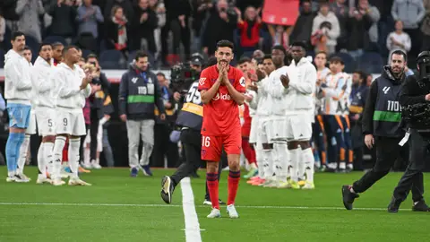 Jesús Navas recibe el pasillo por su retirada en el Santiago Bernabeu. Jesús Navas recibe el pasillo por su retirada en el Santiago Bernabeu.