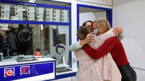 Las loteras de la administraci&oacute;n n&uacute;mero 5 de Catarroja, en la zona cero de la dana del 29 de octubre, celebran el quinto premio, el 11.840, del que ha vendido una serie. 