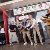 Empleados y propietarios de la gasolinera La Chasnera en el km 54 de la autopista TF-1 del municipio de Granadilla de Abona (Tenerife) celebran que varios números vendidos en este establecimiento han sido agraciados con un tercero, dos cuartos y un quinto premio en el sorteo extraordinario de Navidad de la Lotería Nacional. 