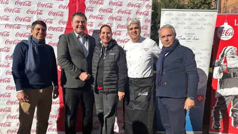 Coca-Cola se une a la Asociación de Hostelería de Sevilla y Provincia para repartir 750 comidas a familias vulnerables de Sevilla Coca-Cola se une a la Asociación de Hostelería de Sevilla y Provincia para repartir 750 comidas a familias vulnerables de Sevilla