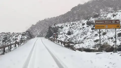 Imagen de los accesos al Teide completamente nevados. El Cabildo de Tenerife ha ordenado el cierre de todas las carreteras que llevan al Parque Nacional Imagen de los accesos al Teide completamente nevados. El Cabildo de Tenerife ha ordenado el cierre de todas las carreteras que llevan al Parque Nacional