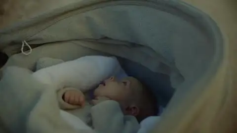 Rozalén canta al primer bebé nacido tras la DANA en una iniciativa de la Fundación Cantero de Letur Rozalén canta al primer bebé nacido tras la DANA en una iniciativa de la Fundación Cantero de Letur