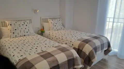 Habitación en uno de los pisos de acogidos puestos en marcha por la Fundación ‘Un abrazo de luz’ de Elche y el Ayuntamiento ilicitano. Habitación en uno de los pisos de acogidos puestos en marcha por la Fundación ‘Un abrazo de luz’ de Elche y el Ayuntamiento ilicitano.