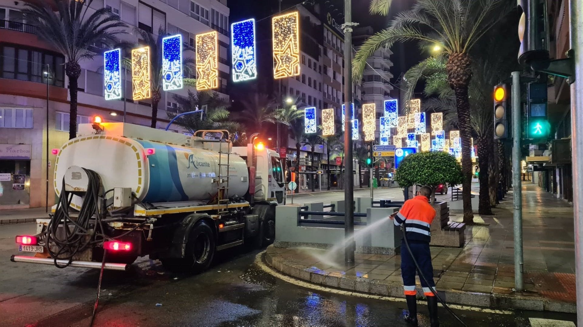 Alicante refuerza la limpieza viaria y la recogida de basura con 44 equipos mecanizados Alicante refuerza la limpieza viaria y la recogida de basura con 44 equipos mecanizados