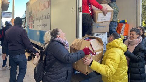 Voluntarios colaborando en la iniciativa solidaria. 