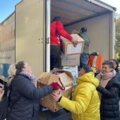 Voluntarios colaborando en la iniciativa solidaria. 