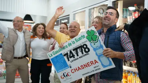 Empleados y propietarios de la gasolinera La Chasnera, en el km 54 de la autopista TF-1 del municipio de Granadilla de Abona (Tenerife), celebran los premios de varios de los números vendidos en su establecimiento, agraciados con un tercero, un cuarto y un quinto premio en el sorteo extraordinario de Navidad de la Lotería Nacional. Empleados y propietarios de la gasolinera La Chasnera, en el km 54 de la autopista TF-1 del municipio de Granadilla de Abona (Tenerife), celebran los premios de varios de los números vendidos en su establecimiento, agraciados con un tercero, un cuarto y un quinto premio en el sorteo extraordinario de Navidad de la Lotería Nacional.