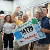 Empleados y propietarios de la gasolinera La Chasnera, en el km 54 de la autopista TF-1 del municipio de Granadilla de Abona (Tenerife), celebran los premios de varios de los números vendidos en su establecimiento, agraciados con un tercero, un cuarto y un quinto premio en el sorteo extraordinario de Navidad de la Lotería Nacional.