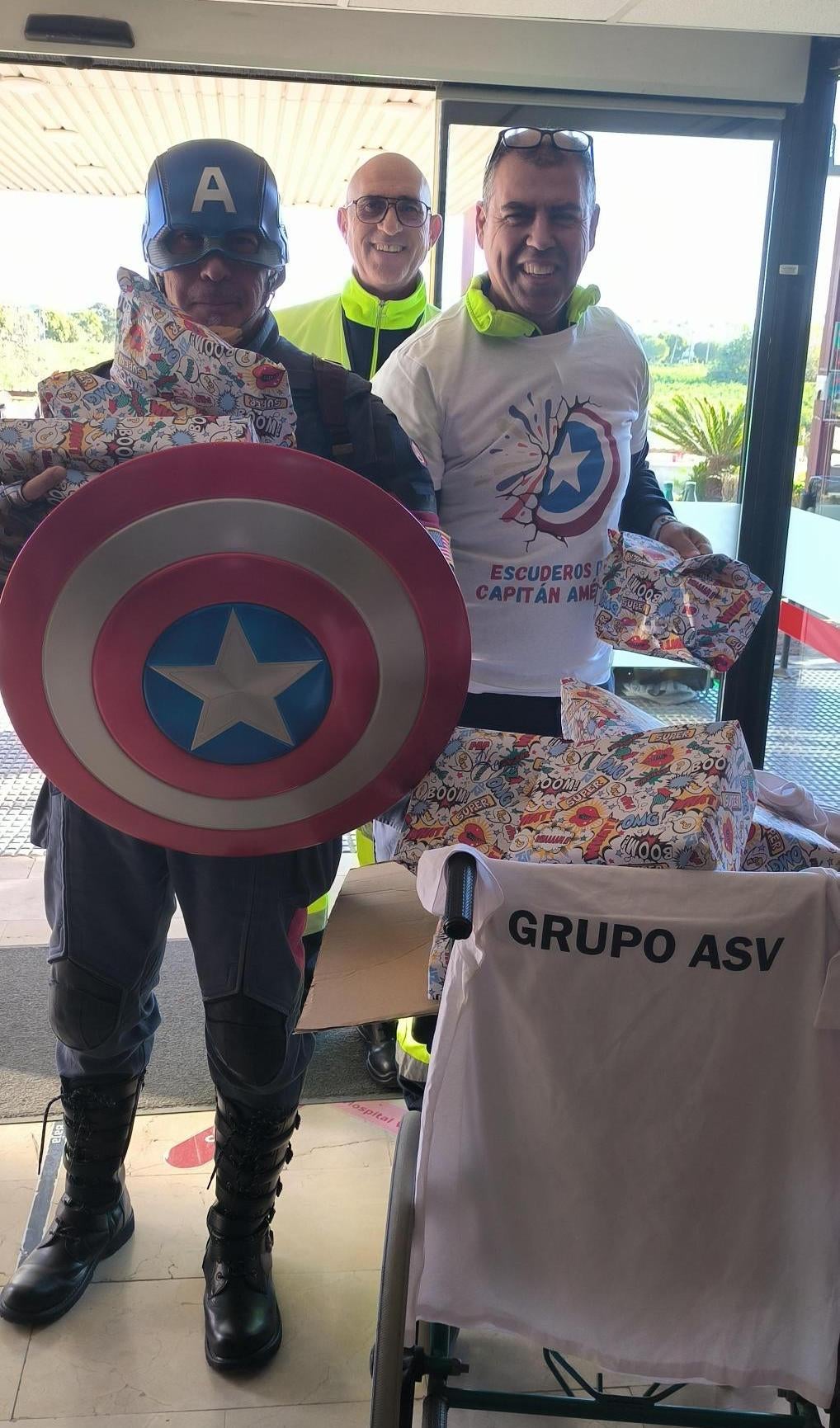 El 'Capitán América' reparte 800 juguetes por los hospitales de la provincia El 'Capitán América' reparte 800 juguetes por los hospitales de la provincia