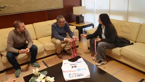 Antonio Pérez recibe a la benidormense Anne Armas, subcampeona absoluta de Europa de Cable Ski Antonio Pérez recibe a la benidormense Anne Armas, subcampeona absoluta de Europa de Cable Ski